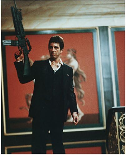 Ал Пачино с белег на лицето си в ролята на Тони Монтана, Застанал на стълбите с оръжие в ръка, Снимки с размери
