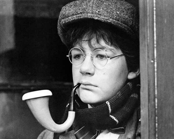 Младият Шерлок Холмс 1985 Алън Кокс пуши тръба в ролята на Джон Уотсън снимка с размер 8x10 инча