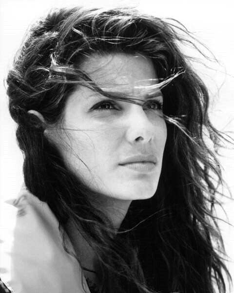 Сандра Бълок красив млад портрет с които летят от вятъра коса на снимка с размер 8x10 инча