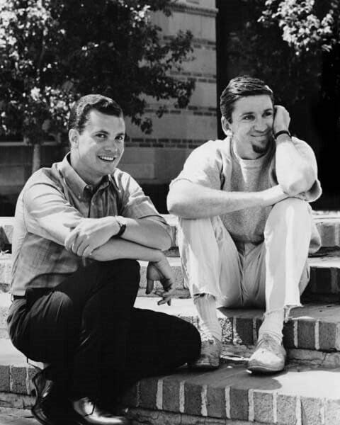 Голяма любов Doby Гиллиса 1959 Г. Боб Денвър и Дуейн Хикман на верандата 12x16 снимка